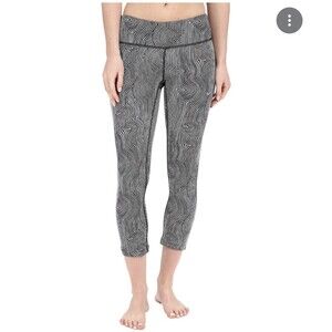 Women’s nike Zen Epic Run Cropped black and white leggings geometric workout